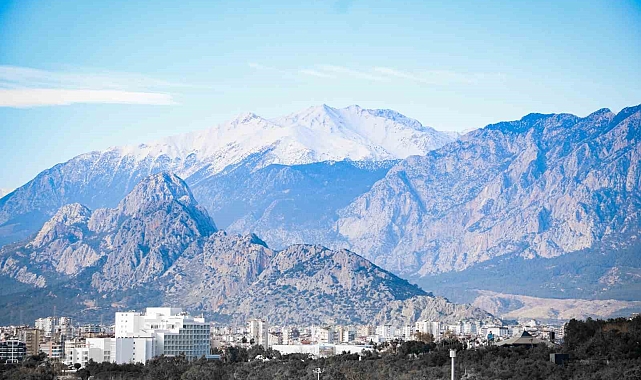 Kuzey rüzgarları Antalya'yı buz kestirdi, meteoroloji 'Don' uyarısı verdi