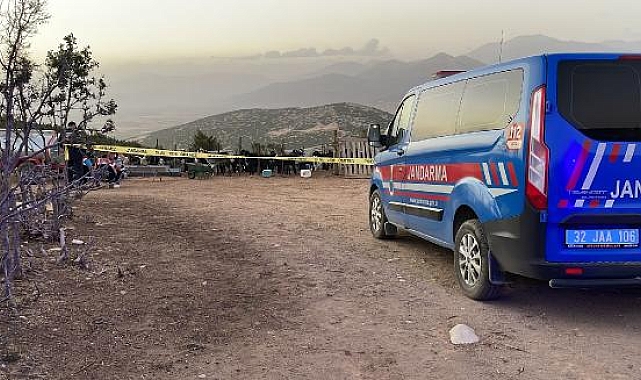 Mahkeme başkanı, eş katilinin 'Emniyeti yanlışlıkla açıldı' dediği tabancayı salona getirtti