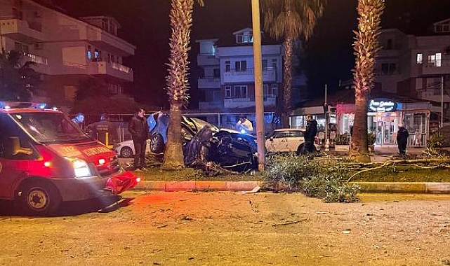 Otomobilin palmiyelere çarptığı kaza kamerada: 1 ölü, 1 yaralı