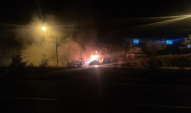 Seyir halindeki otomobil alev alev yandı