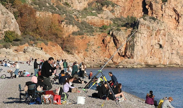Soğuk hava öncesi Antalya'da 18 derecede deniz keyfi