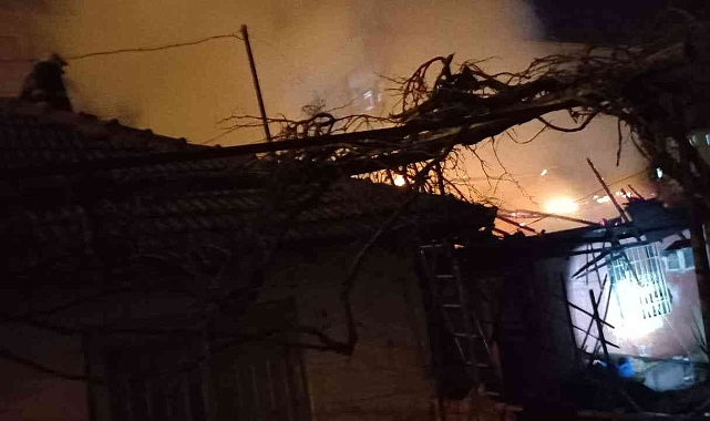 Yabancı uyruklu ailenin yaşadığı gecekondu yangında alev topuna döndü