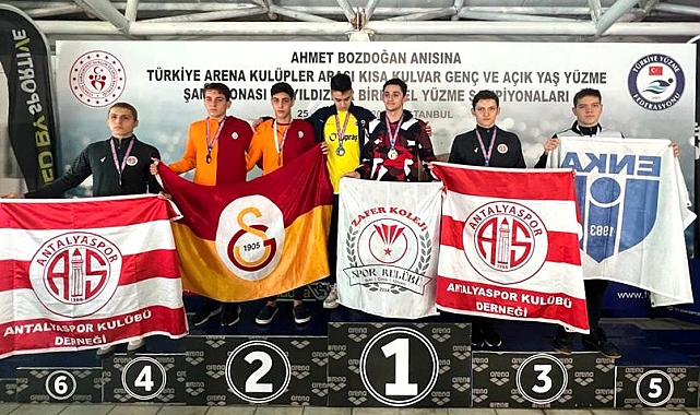 Yüzücüler Antalyaspor bayrağını kürsüye taşıdı