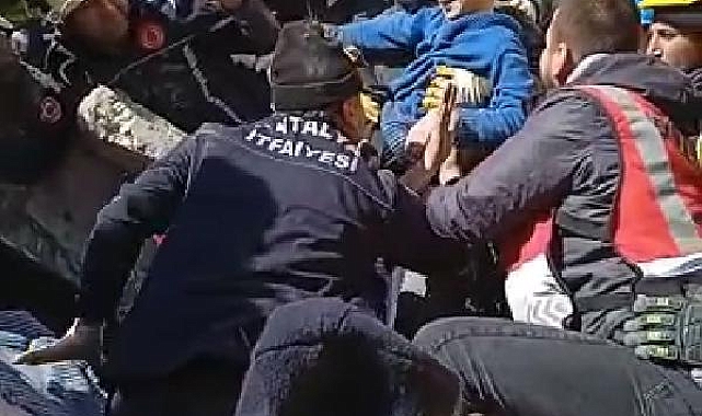 2 kardeş, 80 saat sonra kurtarıldı; anneleri için çalışmalar sürüyor