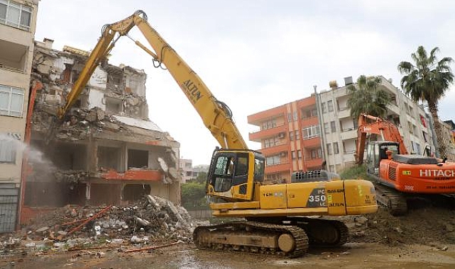 Alanya Belediyesi riskli binanın yıkımına başladı