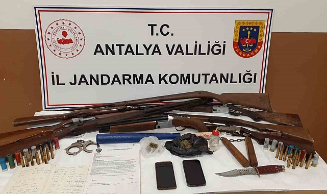 Alanya'da 5 otomobile silah zoruyla el koyan 3 şüpheliye tutuklama