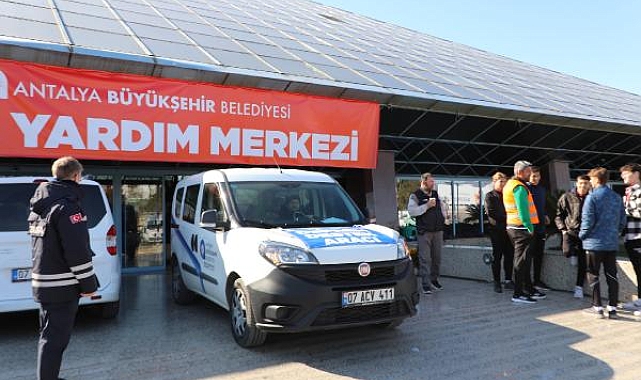 Antalya'daki depremzedeler ihtiyaçlarını Cam Piramit Afet Merkezi'nden temin ediyor