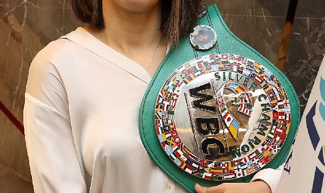Boksör Seren Ay, WBC kemerini depremzedeler için satışa çıkardı