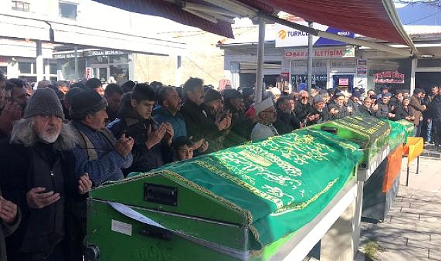 Depremde hayatını kaybeden anne ve 3 çocuğu toprağa verildi