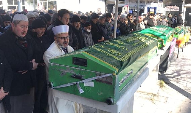 Depremde hayatını kaybeden baba, anne ve 3 çocuğu toprağa verildi