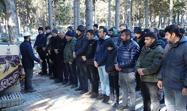 Depremde ölen kızı ve torununu 2 gün arayla toprağa verdi