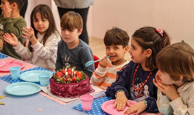 Depremzede çocukların buruk doğum günü