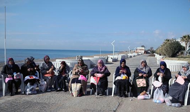 Depremzede kadınlar, bölgedeki komşuları için atkı, bere ve lif örüyor