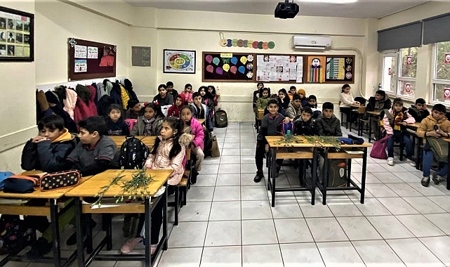 Depremzede sınıf arkadaşlarını karanfillerle karşıladılar