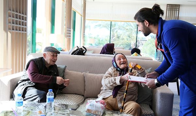 Depremzedeler kimliğini, ayakkabısını alamadan Antalya'ya geldi