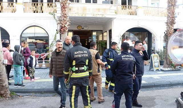 Depremzedelerin de kaldığı otelde çıkan yangın, kısa sürede söndürüldü