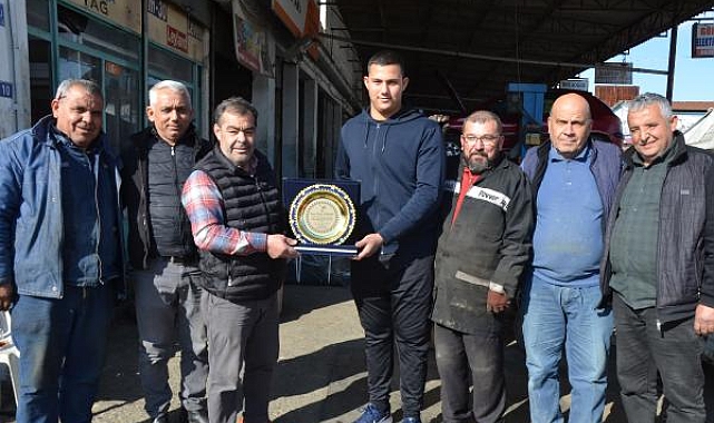 Genç pehlivana plaket