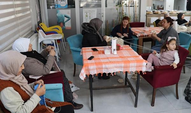 Gönüllü kadınlar çorap, bere, atkı, eldiven örüyor