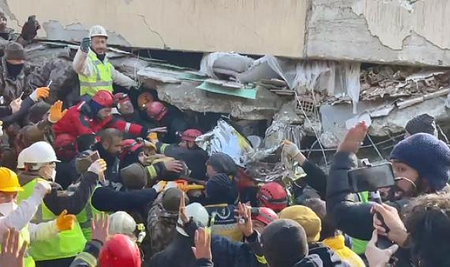 Hatay'da 108'inci saatte anne ve 3 çocuğu enkazdan kurtarıldı