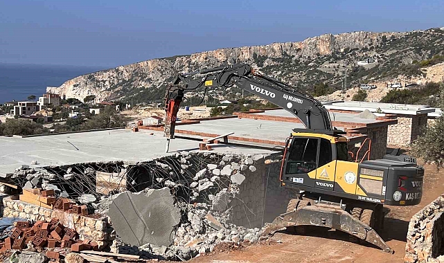 Kaş'ta 7 kaçak yapı yıkıldı