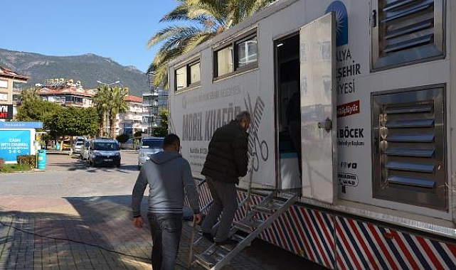 Mobil Kuaför depremzedeler için Alanya'da