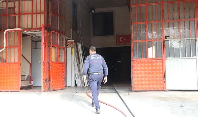 Mobilya atölyesinde çıkan yangın büyümeden söndürüldü