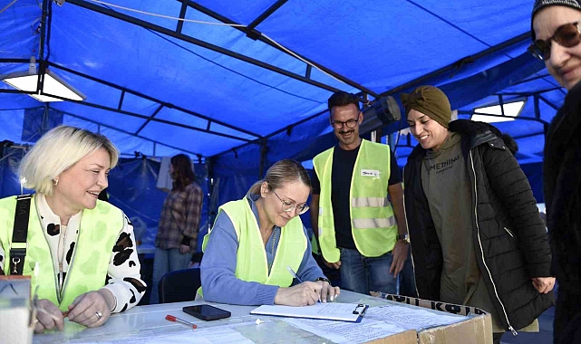 Muratpaşa'daki yardım toplama merkezinde yerleşik yabancılar da gönüllü çalışıyor