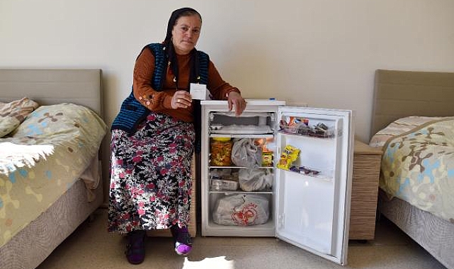 Öğrenciler 'yiyebilirsiniz' notuyla bıraktı, depremzede aile yemeye 'kıyamadı'