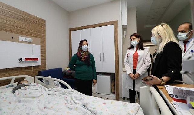 Rektör Özkan, tedavi gören depremzede çocukları ziyaret etti