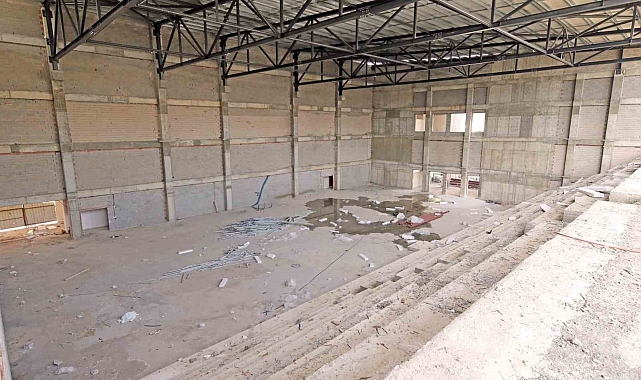Alanya Belediyesi Oba Kapalı Spor Kompleksi hızla yükseliyor