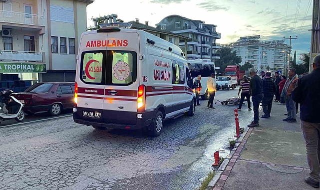 Alkollü motosiklet sürücüsü minibüsün aynasına takıldı
