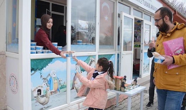 Anaokulunda öğrenci ve velilere ekmek ve hoşaf ikramı