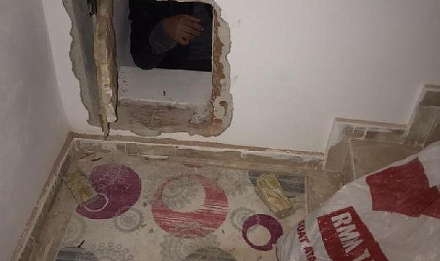 Antalya'da farklı suçlardan aranan hükümlü, duvardaki gizli bölmede yakalandı