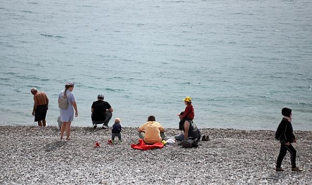 Antalya'da güneşli havayı görenler sahillere akın etti