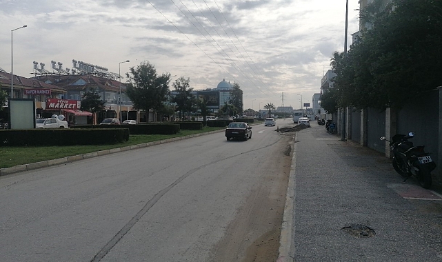 Antalya'da otomobilin kadına çarptığı anlar güvenlik kamerasına yansıdı