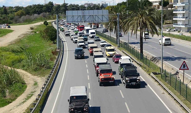 Antalya'da safaricilerden TÜVTÜRK önünde 'vize' eylemi