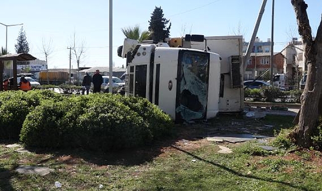 Antalya'da sebze meyve yüklü TIR devrildi
