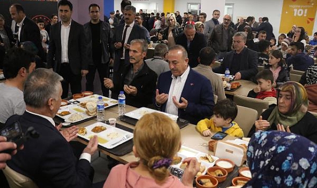 Bakan Çavuşoğlu, iftarını Antalya'da depremzedelerle birlikte yaptı