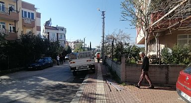 Bakım için çıktığı direkte elektrik akımına kapıldı