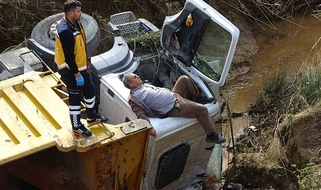 Belediyeye ait kamyon yol yapımı sırasında dereye uçtu: 1 yaralı
