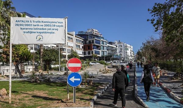 Çökme yaşandığı için kapatılan yol, 'otopark' oldu