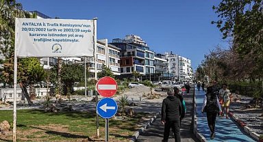 Çökme yaşandığı için kapatılan yol, 'otopark' oldu