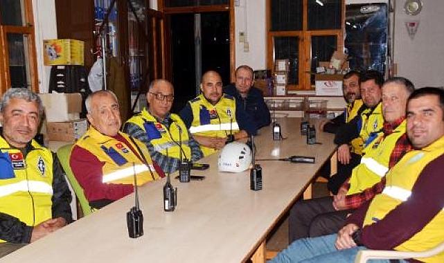 Deprem iletişimi kesti, haberleşmeyi amatör telsizciler sağladı