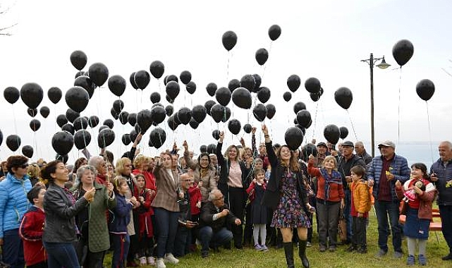 Depremde hayatını kaybedenler anısına siyah balon uçurdular