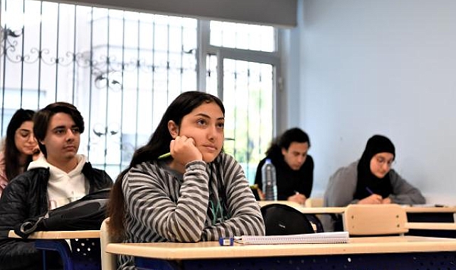 Depremzede Sıla, sınavda birinci oldu