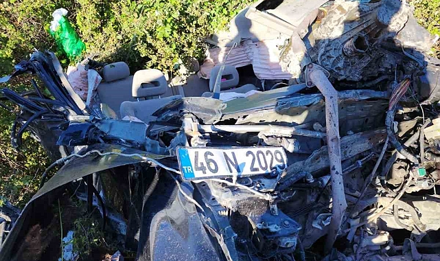 Depremzedeleri taşıyan otomobil uçuruma yuvarlandı: 3 ölü, 1 yaralı