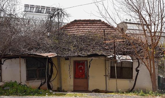 Duvarları eğik ve yarılmış evlerde yaşam mücadelesi