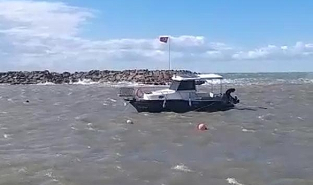 Fırtınada halatı kopan tekne kurtarıldı