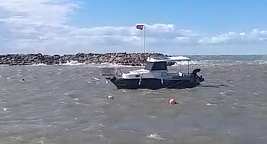 Fırtınada halatı kopan tekne kurtarıldı