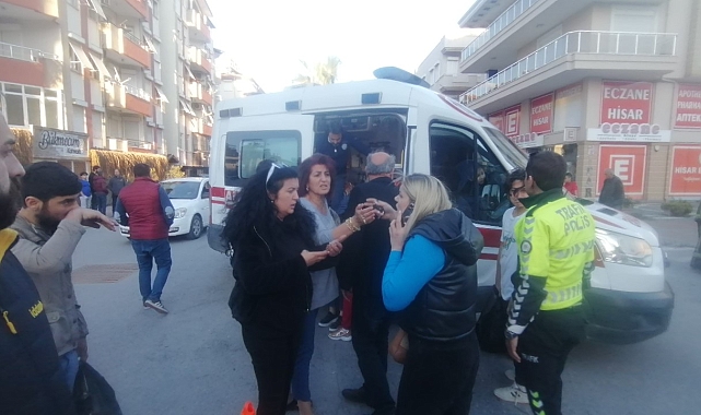 İki otomobil çarpıştı, araçta sıkışan sürücü itfaiye ekiplerince kurtarıldı